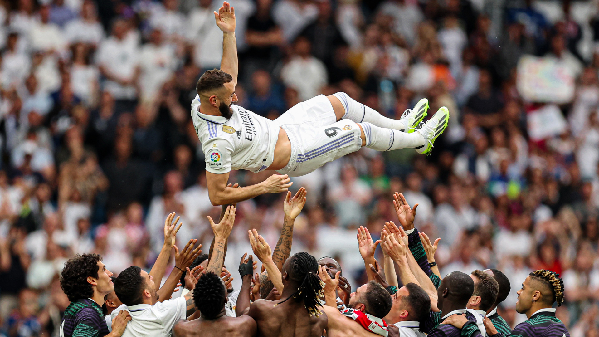 Benzema festejado por companheiros em sua despedida do Real Madrid