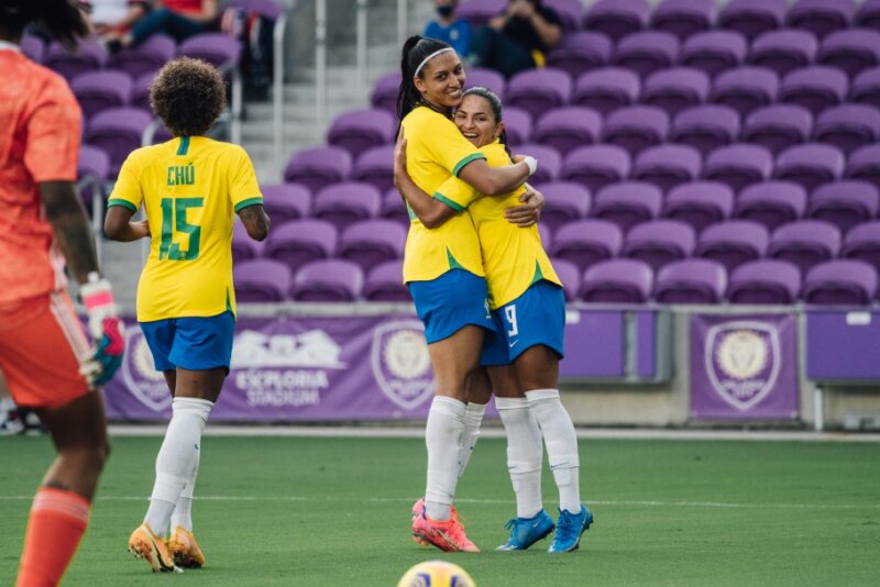 Bia e Debinha estão próximas de marcar 100 gols pelo Brasil