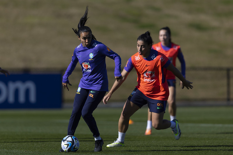 Marta mostra bom condicionamento físico em treino do Brasil