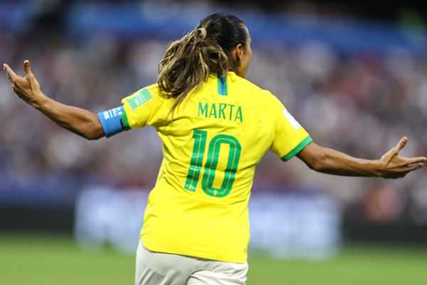 Marta projeta título da Copa do Mundo e relembra lesão