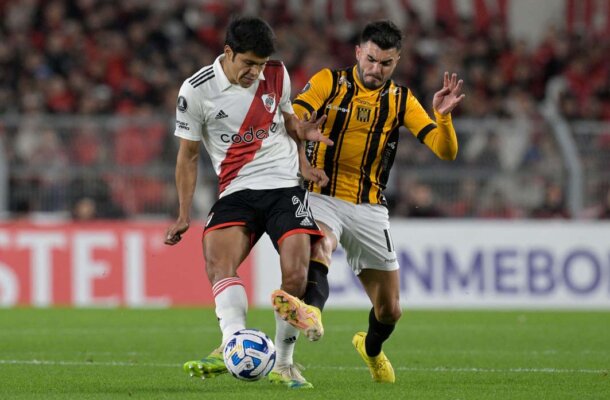 Foto: Christian Alvarenga/Getty Images - Legenda: Robert Rojas em ação pela seleção paraguaia em 2021 