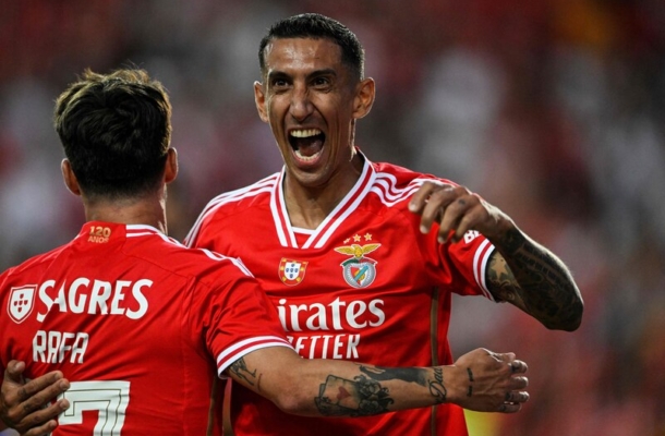 Foto: Patricia de Melo Moreira / AFP via Getty Images - Legenda: Di Maria (de vermelho) disputa a bola com Joao Nunes 