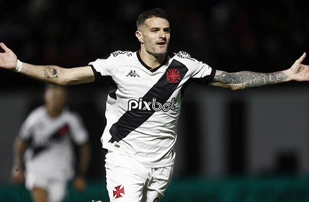 Foto: Daniel Ramalho/Vasco - Legenda: Pablo Vegetti caiu nas graças da torcida do Vasco