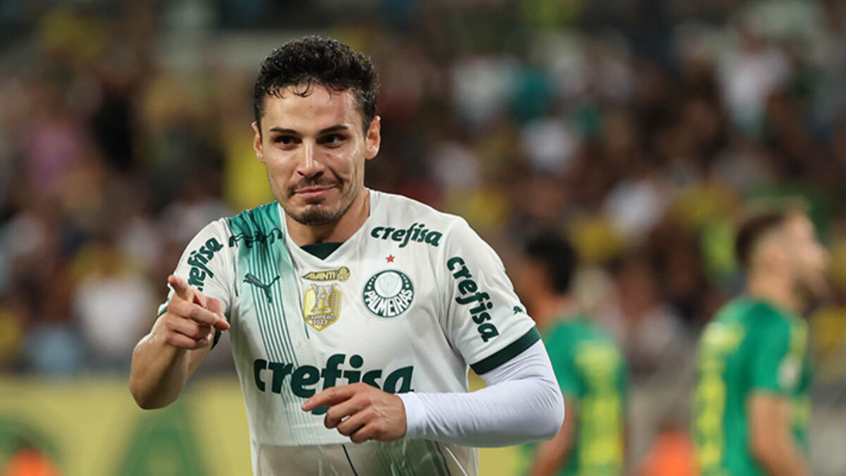 Ídolo do Palmeiras, Raphael Veiga é eleito o melhor jogador do Brasileirão  no mês de agosto