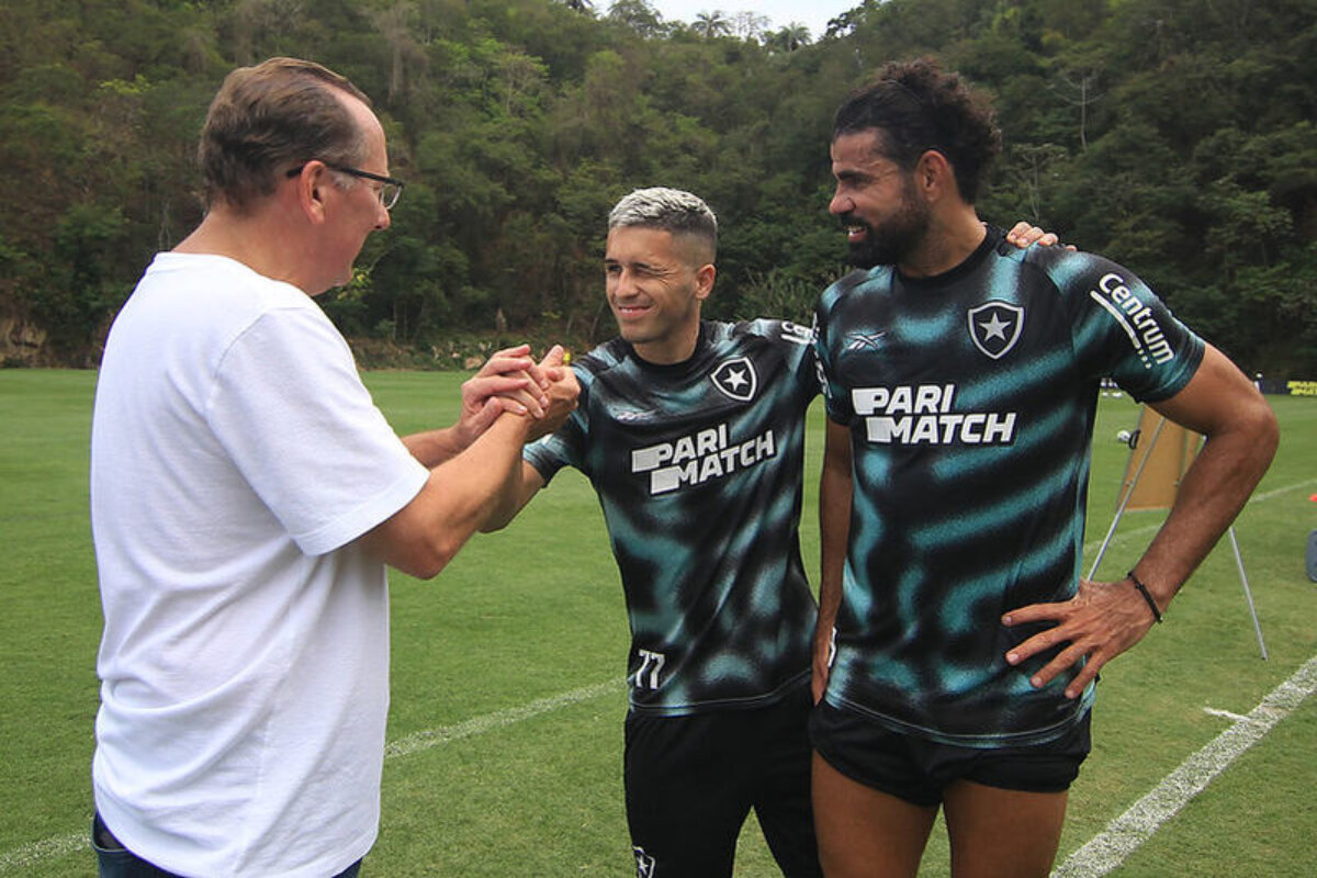 John Textor, do Botafogo, após ver jogo na torcida: É o único jeito de  assistir a futebol, botafogo