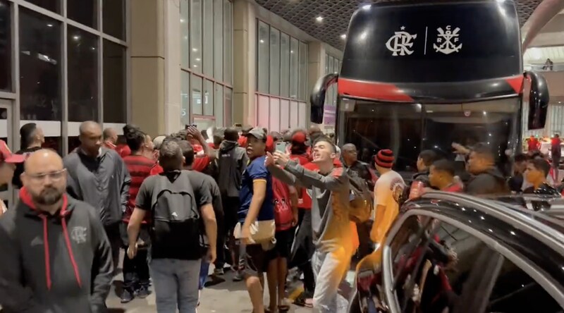 Torcedores do Flamengo protestam no aeroporto depois da eliminação na Libertadores