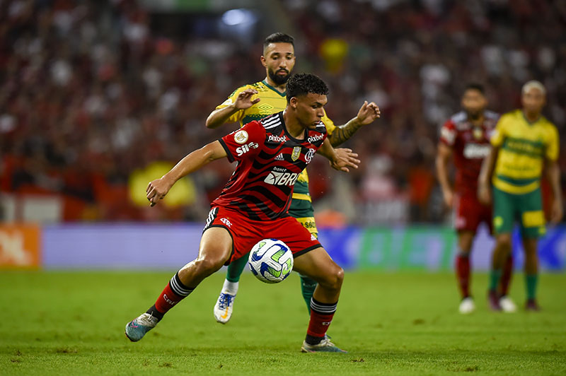 Victor Hugo fica no Flamengo até dezembro de 2028