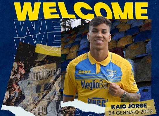 Foto: Divulgação/Frosinone - Legenda: Kaio Jorge comemora seu primeiro gol pela Frosinone