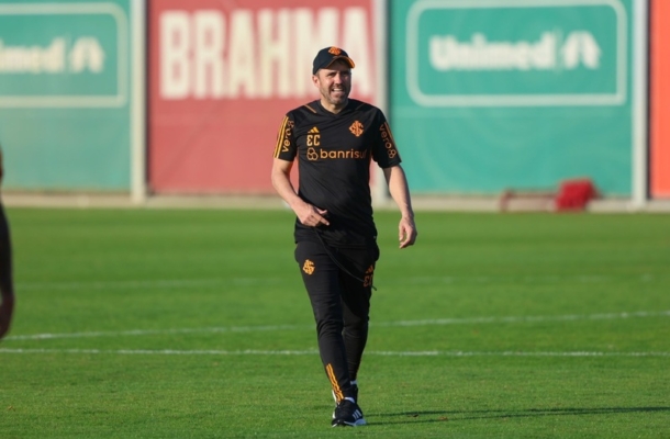 Foto: Divulgação / Internacional - Legenda: Coudet (e) posa para foto ao lado do presidente Barcellos na volta ao time, em julho passado, ao ser recontratado 