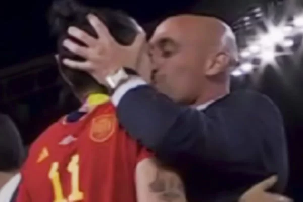 Imagens do presidente da Federação Espanhola que deu beijo à força na jogadora Hermoso