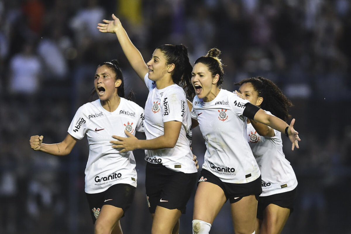 Santos goleia Flamengo e avança à semifinal do Brasileiro feminino