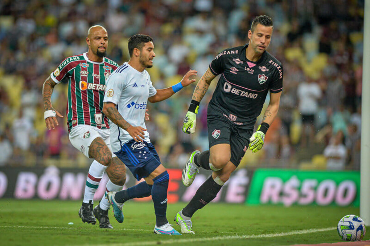 Com golaço de falta de Léo Fernández, Fluminense vence o Cruzeiro e volta  ao G4 do Brasileirão