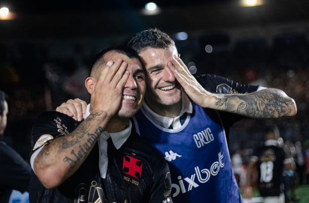 Foto: Leandro Amorim/Vasco - Legenda: Don Ramón orienta o Vasco em treinamento 