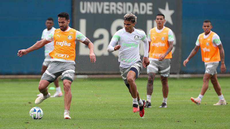 Palmeiras realiza treinamento no CT do Grêmio