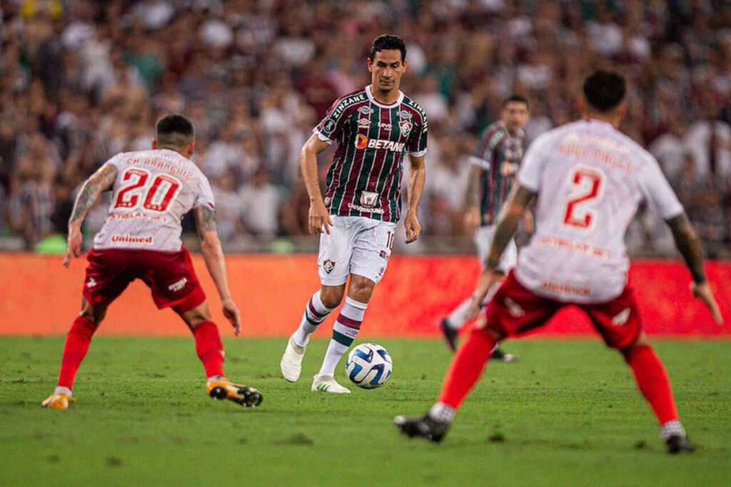 Com Samuel Xavier expulso, Fluminense e Internacional empatam no Maracanã