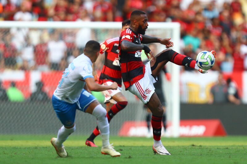 Com três jogadores cada, Flamengo e Botafogo lideram seleção da