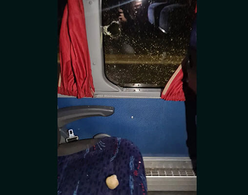 Torcedores do Olímpia arremessam pedras nos ônibus do Fluminense