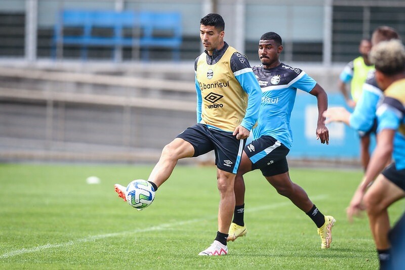 Grêmio treina e viaja à tarde para São Paulo