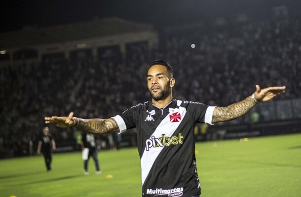 Foto: Daniel Ramalho / Vasco da Gama - Legenda: Alex Teixeira em sua apresentação para a torcida em seu retorno ao Vasco