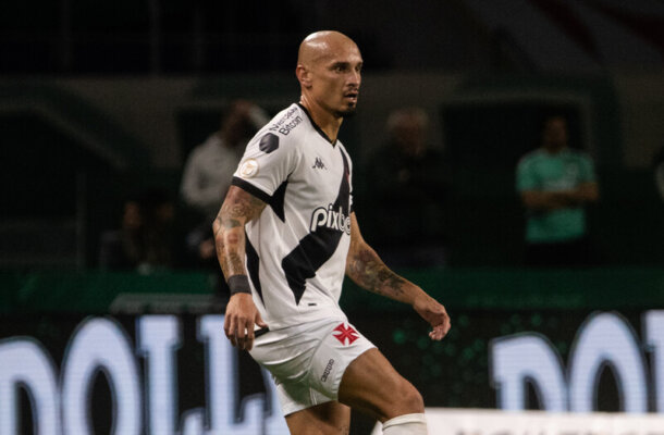 Foto: Leandro Amorim/Vasco - Legenda: Maicon surpreendeu comissão técnica pelas atuações e assumiu posto de titular na zaga do Vasco