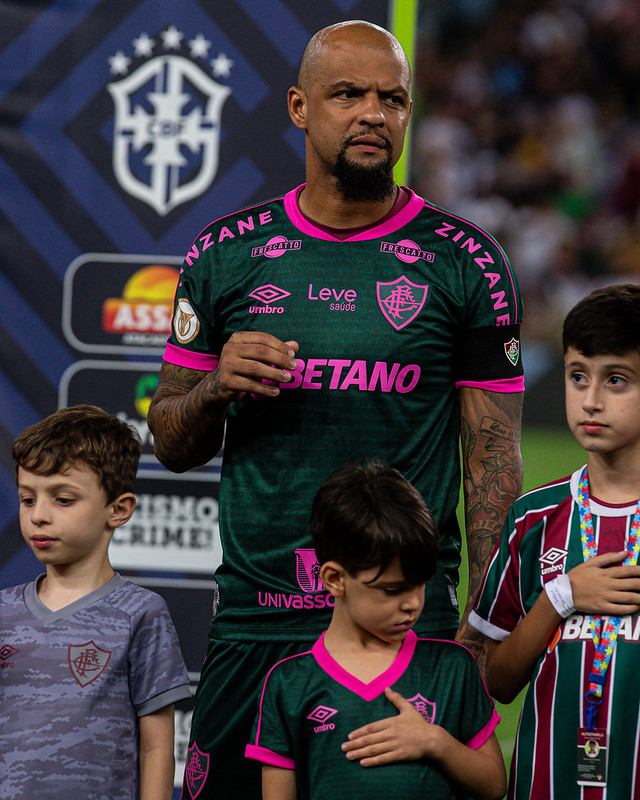 Felipe Melo é expulso do jogo entre Fluminense e Corinthians