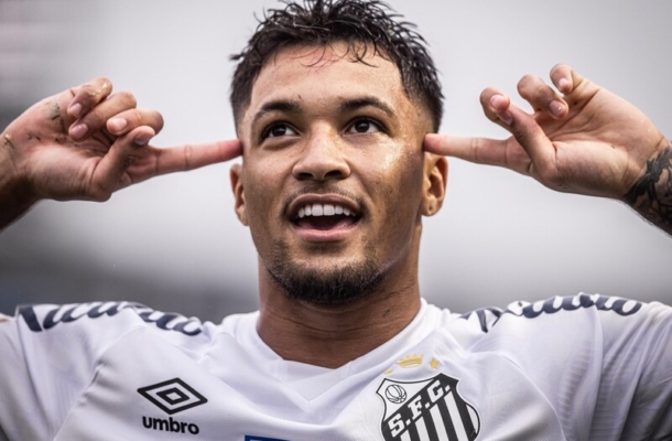 Foto: Raul Baretta/ Santos FC - Legenda: Marcos Leonardo parece ter o futuro incerto 