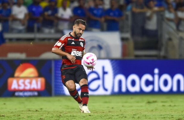   - Foto: Marcelo Cortes/CRF - Legenda: Everton Ribeiro deixou o Flamengo com muitas conquistas e se despediu dos companheiros nesta segunda (8)  