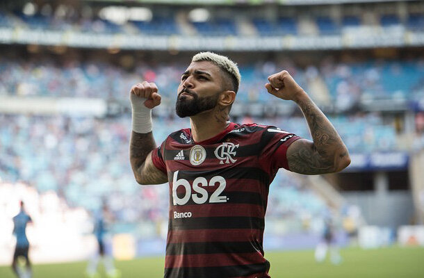 Gabigol bate bola com mascote do Orlando Magic e ganha camisa 10