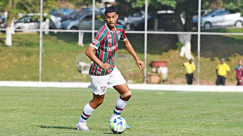 Lateral do Fluminense é convocado para Seleção