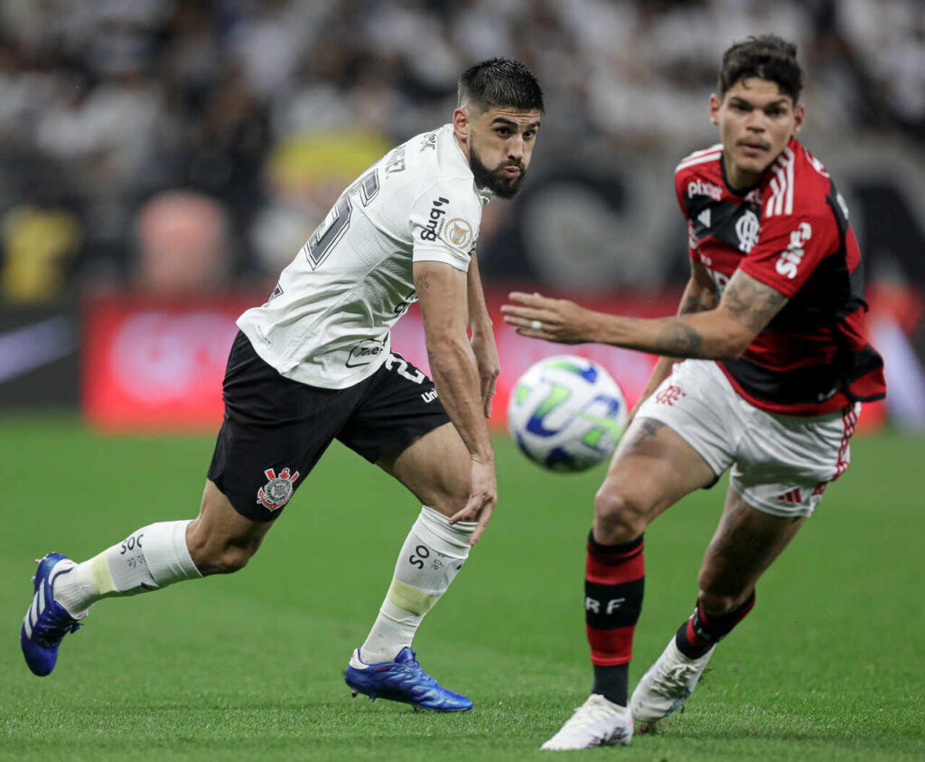 Flamengo e Corinthians medem forças no Brasileirão