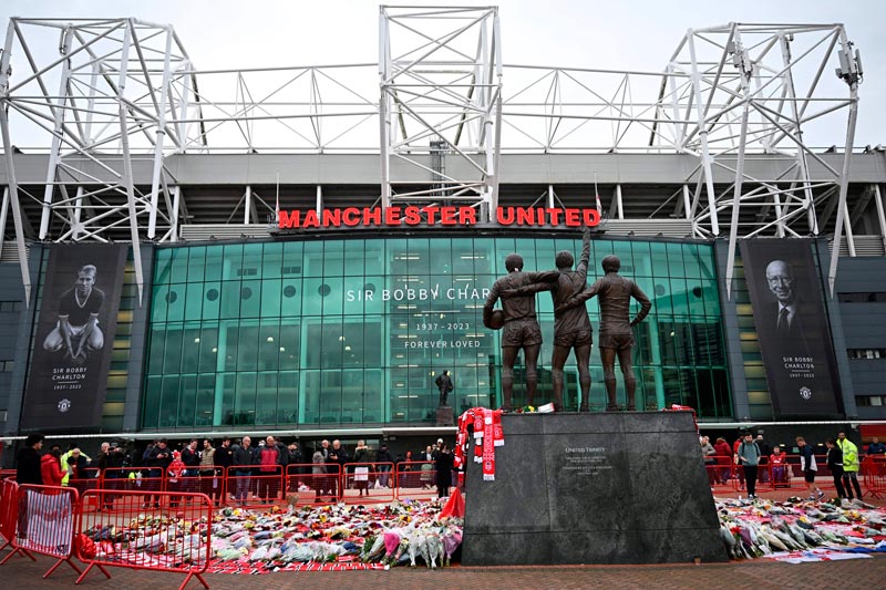 Manchester United presta homenagem a Bobby Charlton antes de jogo na Champions