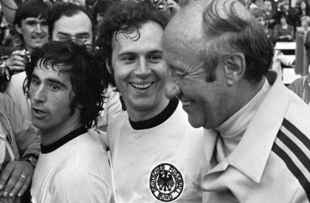 Foto: Reprodução/Youtube Bundesliga - Legenda: Beckanbauer, a elegância em forma de jogador de futebol . E um supercampeão