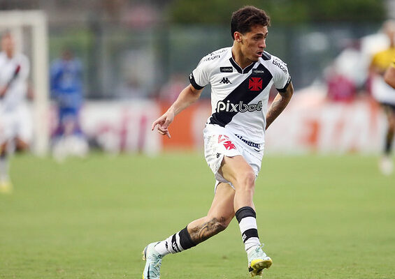 Foto: Daniel RAMALHO/VASCO - Legenda: Marlon Gomes em ação pelo Vasco