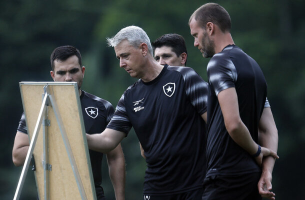 Foto: Vitor Silva/Botafogo - Legenda: John Textor e Mazzuco são os principais responsáveis pelas contratações para 2024 