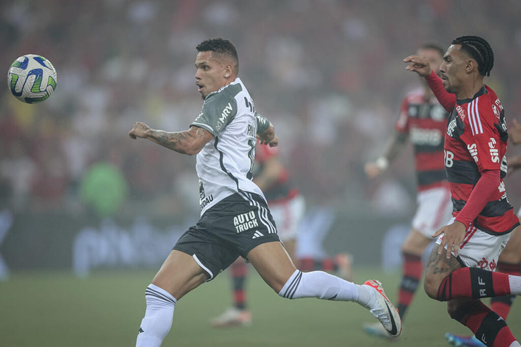 Fluminense busca empate e freia Flamengo na corrida pelo título