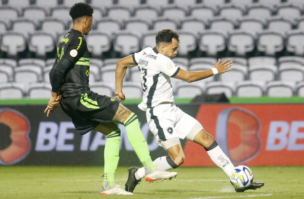 Foto: Vitor Silva/Botafogo - Legenda: Eduardo durante a partida contra o Coritiba