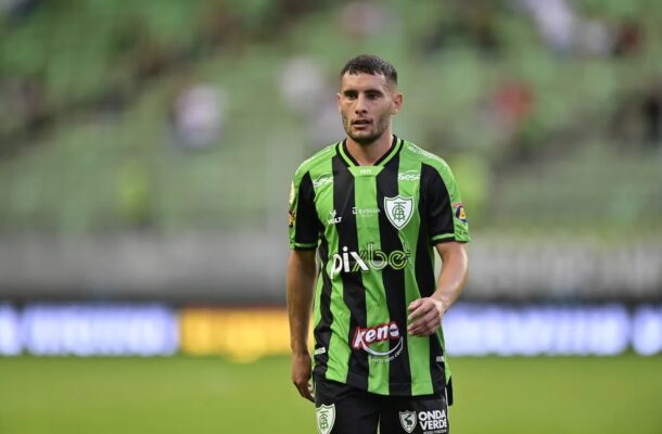 Foto: Mourão Panda/ América - Legenda: América-MG recusa proposta do São Paulo pelo argentino Emmanuel Martínez por considerá-la muito baixa 