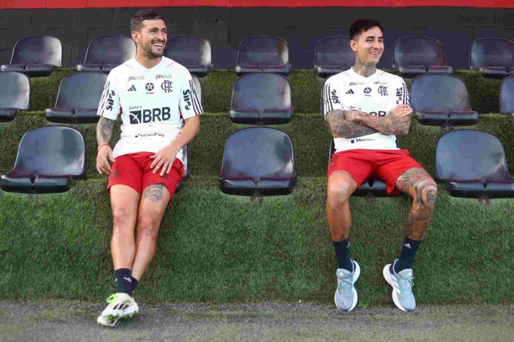 Pulgar e Arracaeta em treino do Flamengo