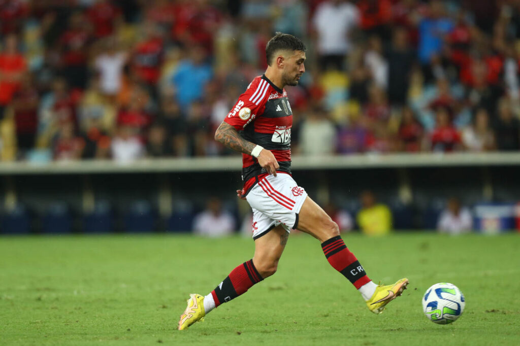 Meia do Flamengo se manifesta após tropeço no Brasileirão