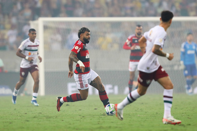 Lateral do Fluminense relembra polêmica com atacante do Flamengo