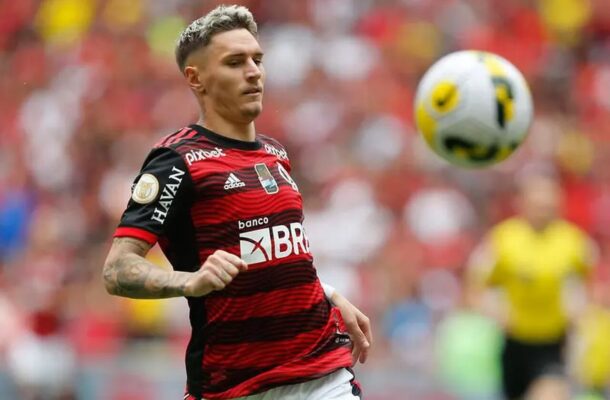 Foto: AssCom/Dourado - Legenda: Lateral do Flamengo ganha moral com Tite