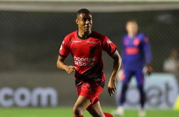 Foto: José Tramontin/Athletico-PR - Legenda: Corinthians segue em busca da contratação do volante Erick