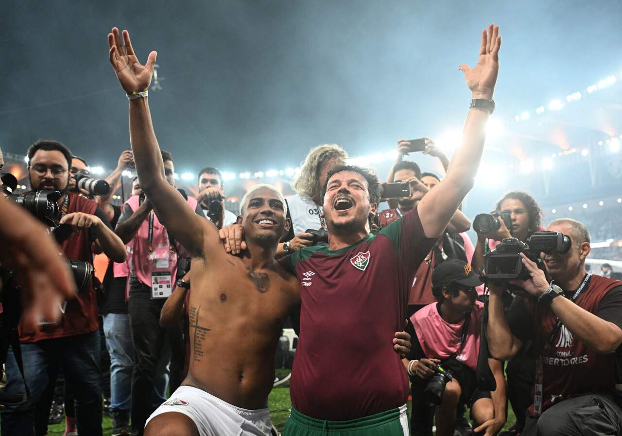 Diniz e John Kennedy durante a celebração pelo título inédito da Libertadores pelo Fluminense  - Foto: Carl de Souza/AFP via Getty Images