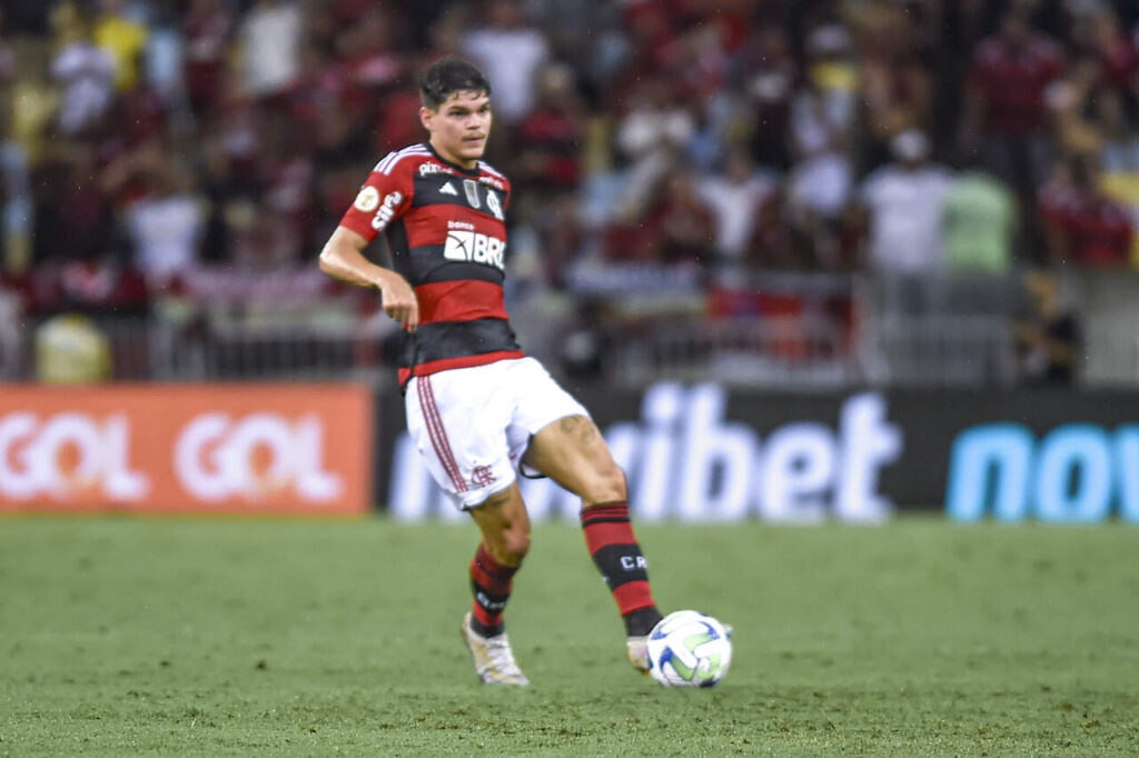 Pablo e Ayrton Lucas devem ser titulares do Flamengo no Morumbi