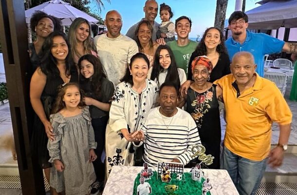 Foto: Reprodução/Twitter - Legenda: Pelé e Márcia Aoki