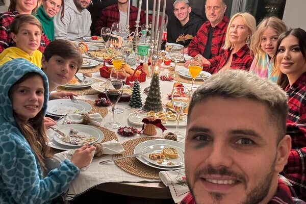 Foto: Reprodução / Instagram - Legenda: Icardi passou a ceia de Natal com o olho roxo