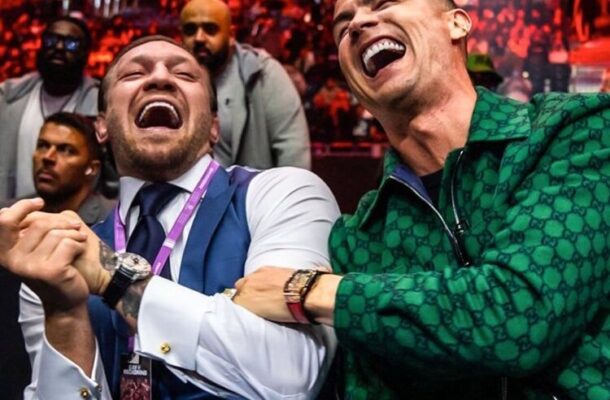 Foto: Reprodução / Instagram @Cristiano - Legenda: Connor McGregor e Cristiano Ronaldo se divertem ao compararem relógios antes de luta de boxe