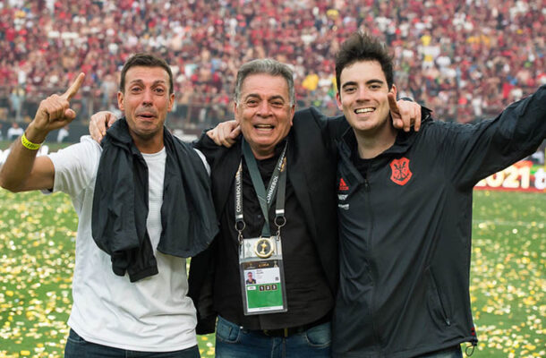 Foto: Alexandre Vidal/Flamengo - Legenda: Rodrigo Pelaipe, à direita, junto com o pai, Paulo, em 2019, no Flamengo