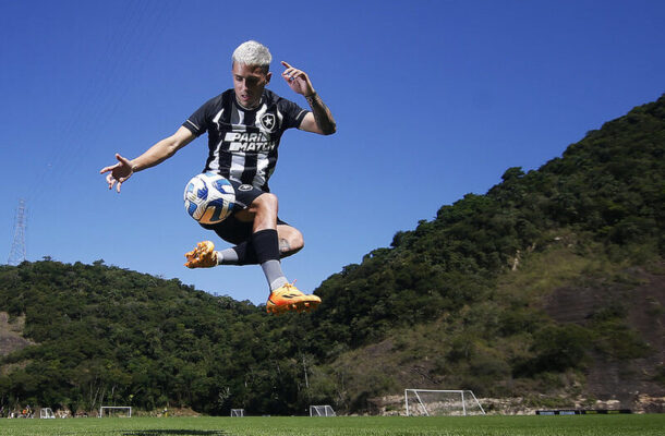 Foto: Vitor Silva / BFR - Legenda: Diego Hernandez durante treino do Botafogo