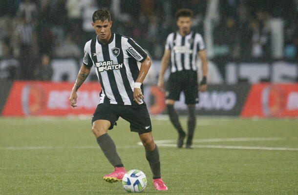 Foto: Vitor Silva/Botafogo - Legenda: Mateo Ponte durante partida pelo Botafogo